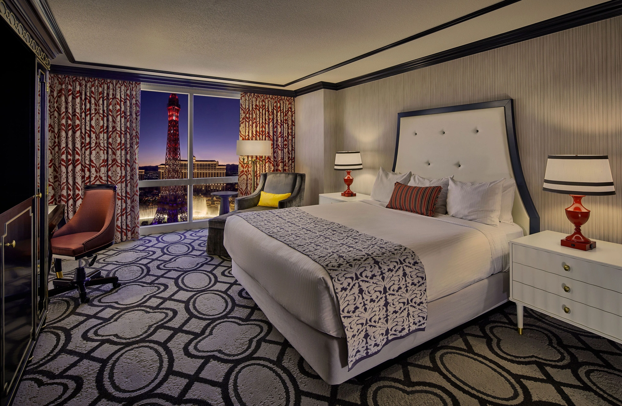 Bordeaux Room, 1 King, Eiffel View, Non-Smoking