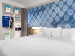 Deluxe Room 1 King Strip View Non-Smoking