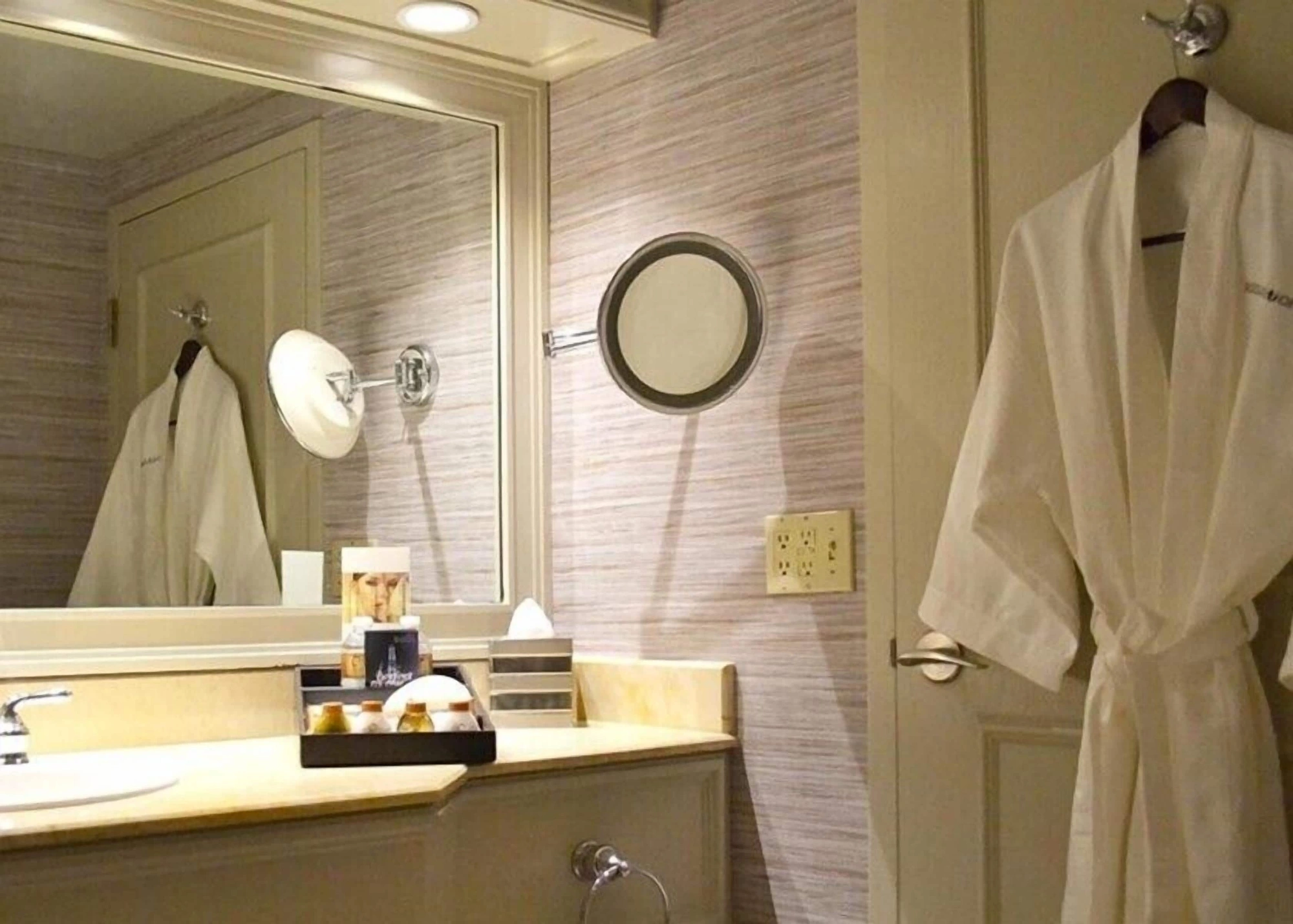 Deluxe Spa Room