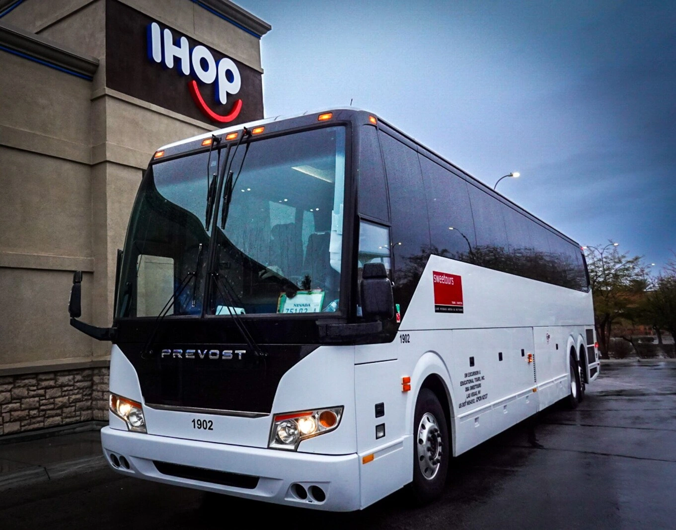 Grand Canyon West Rim and Hoover Dam Photo Stop Bus Tour